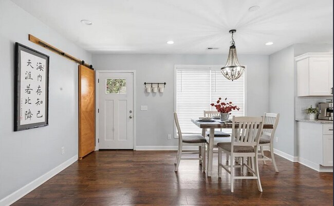 Foto del edificio - Contemporary Elegance Meets Greenville Convenience