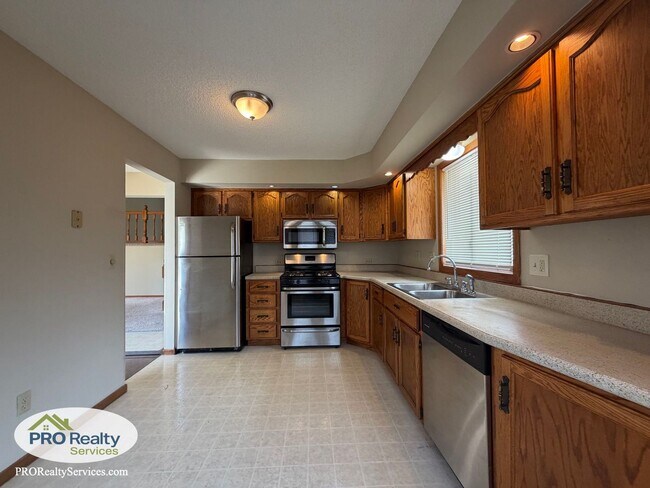 Foto del edificio - 5642 Royal Oaks Dr