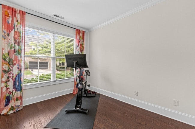 Building Photo - Gorgeous 3 Bedroom Townhome w/ Premium Fin...