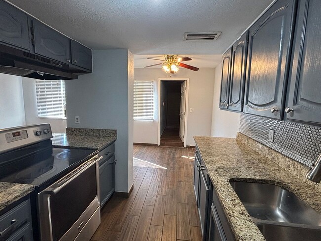 Building Photo - Charming 2 bedroom townhome in Phoenix!