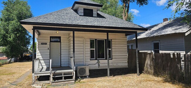 Foto del edificio - 3 Bedroom 1 Bath home in north Spokane with plenty off off street parking