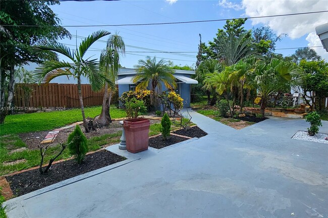 Building Photo - 1702 Tropical Dr