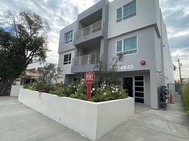 Building Photo - 14848 Delano St
