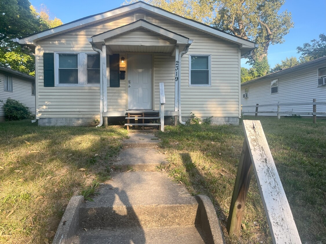 Primary Photo - 2319 N Parker Ave