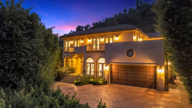 Building Photo - 1447 San Ysidro Dr