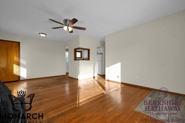 Building Photo - 3 Bedroom Remodeled Home