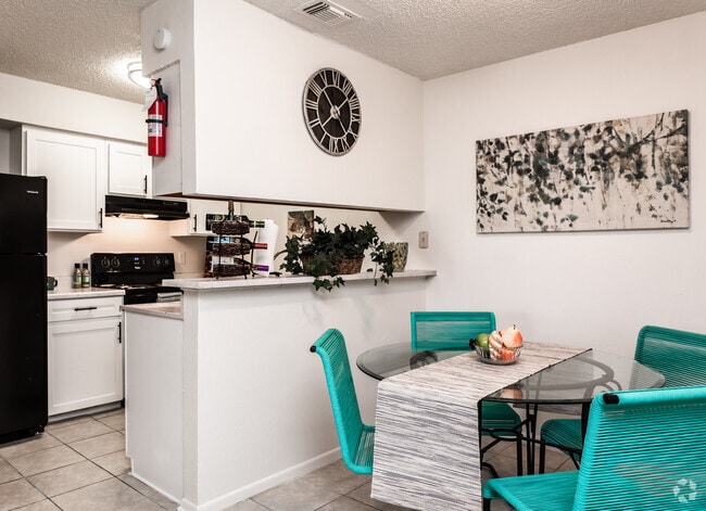 2HAB, 1BA - 796SF Comedor & Kitchen - Loma Vista Apartments