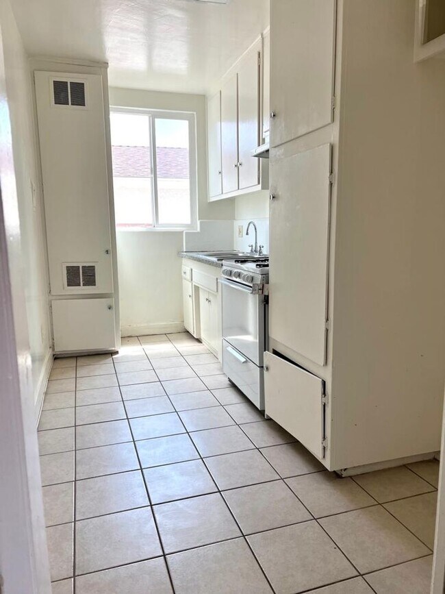 Building Photo - Runnymede For Rent