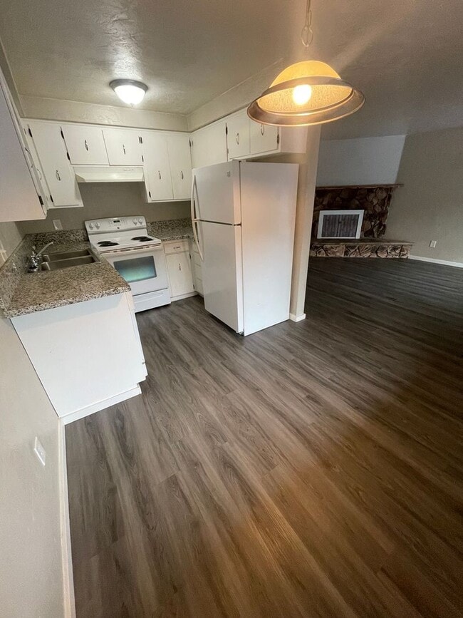 Building Photo - Pet Friendly 2 Bedroom in Lebanon!