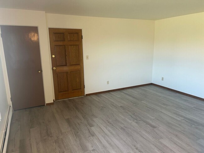 Foto del edificio - 2 Bedroom Lower in Neenah. Heat & Water included