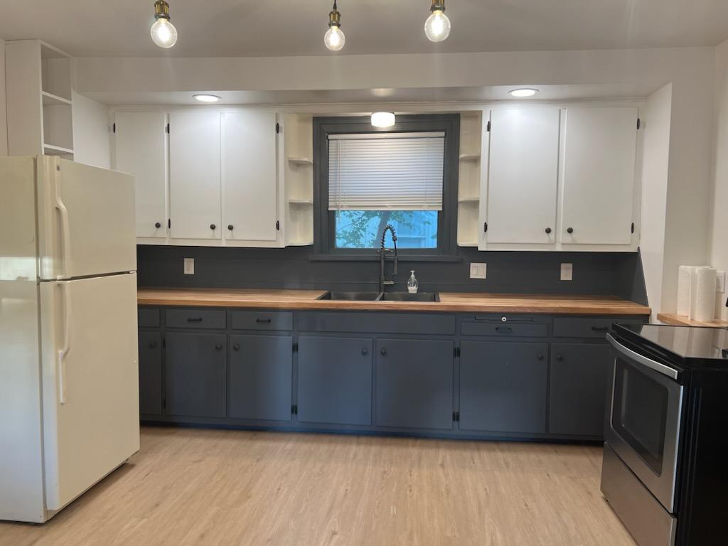 Kitchen as you walk into the apartment - 829 Fremont Ave