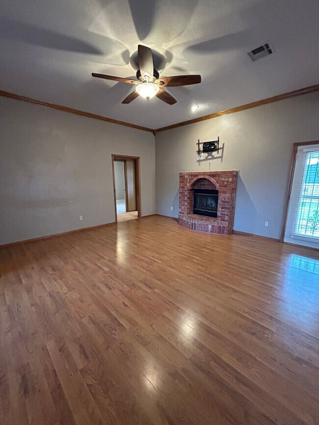 Building Photo - 3 Bed, 2 Bath in the Eisenhower School Dis...