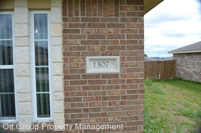 Building Photo - 3 br, 2 bath House - 1307 Dixon Circle