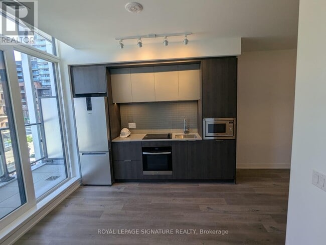 Building Photo - 395 Square One Dr