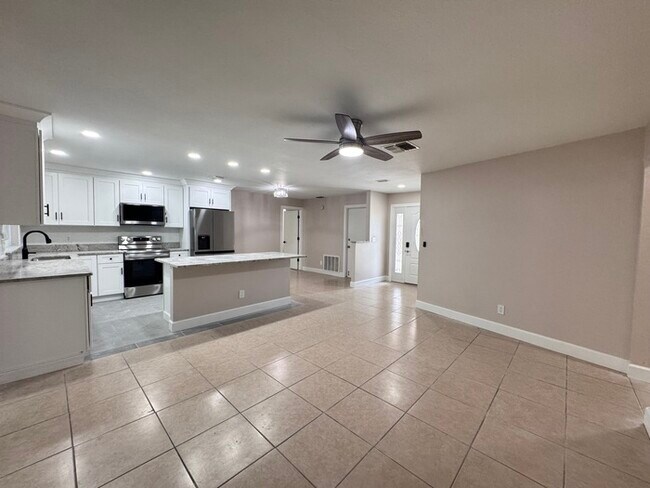 Building Photo - Fully Renovated Palm Harbor Home