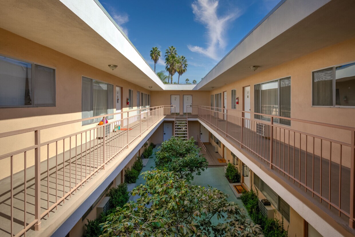 Foto principal - 1030 N Harper Ave