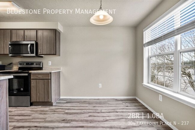 Foto del edificio - 304 Lakepoint Pl N