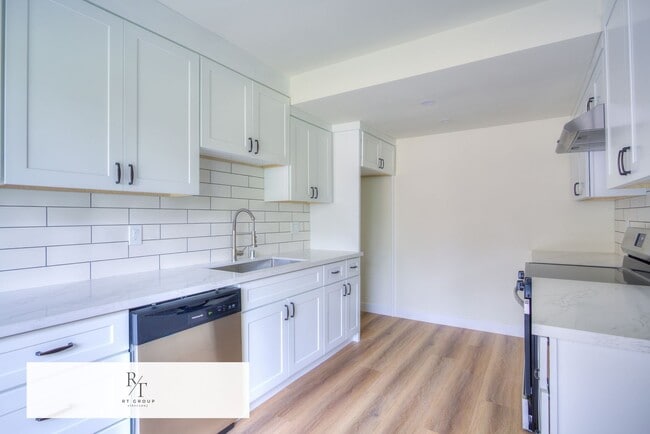 Building Photo - Fully Upgraded Spacious 2-Bedroom Unit in Prime Arcadia Location