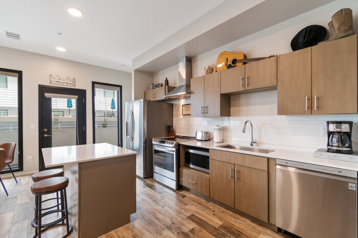 Primary Photo - NEW Listing!! Near Gulch, Gym, Pool, Free ...