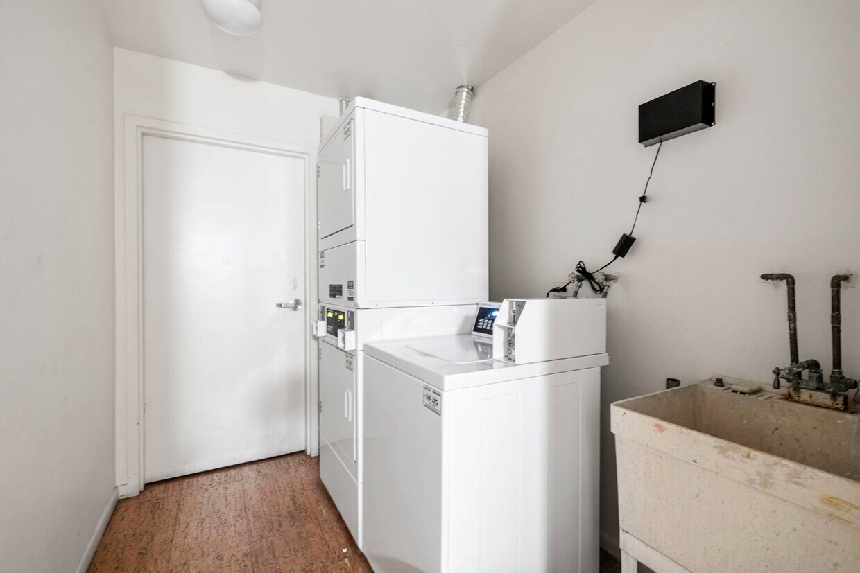 Foto del edificio - 2700 Mitchell Dr