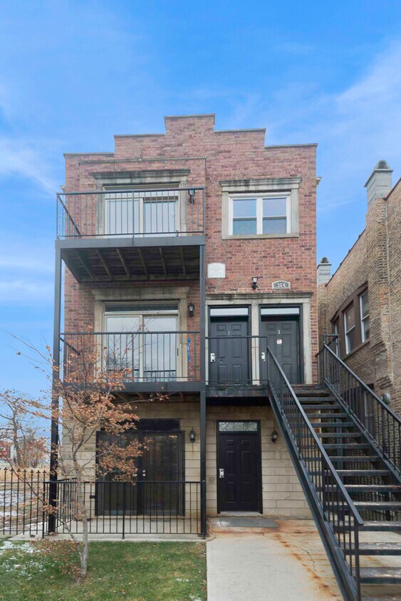 Primary Photo - 364 N Hamlin Ave