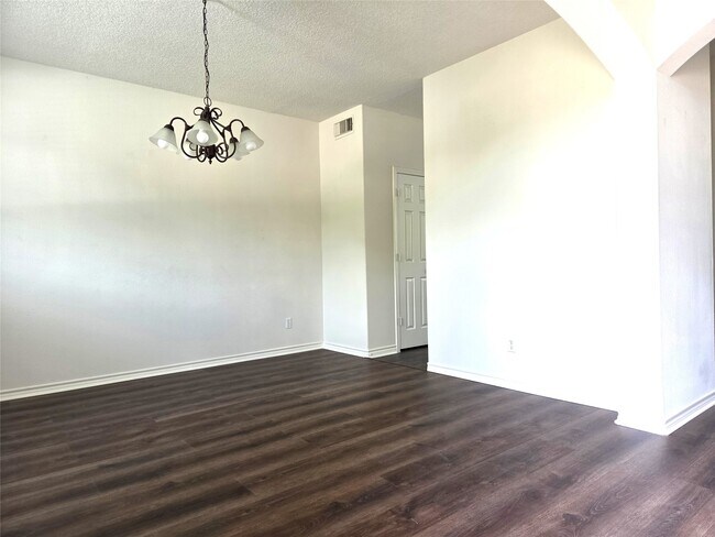 Building Photo - 2202 Cherry Hill Ct