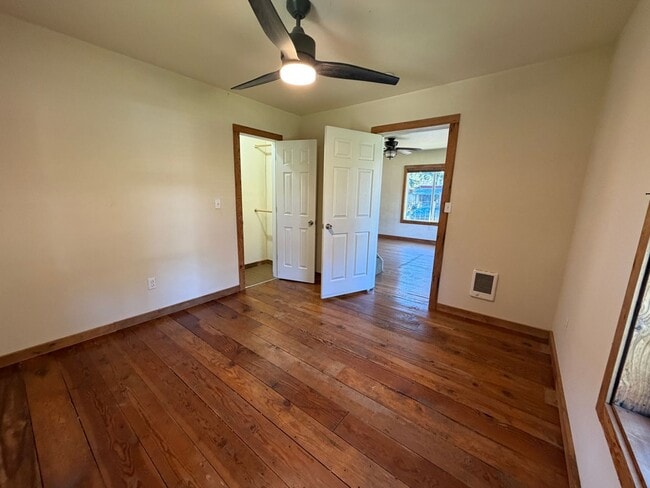 Building Photo - 2 Bedroom 1.5 bath single family home