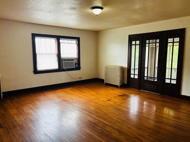 Foto del edificio - Downtown Charm with Character to Spare – Available Early July!