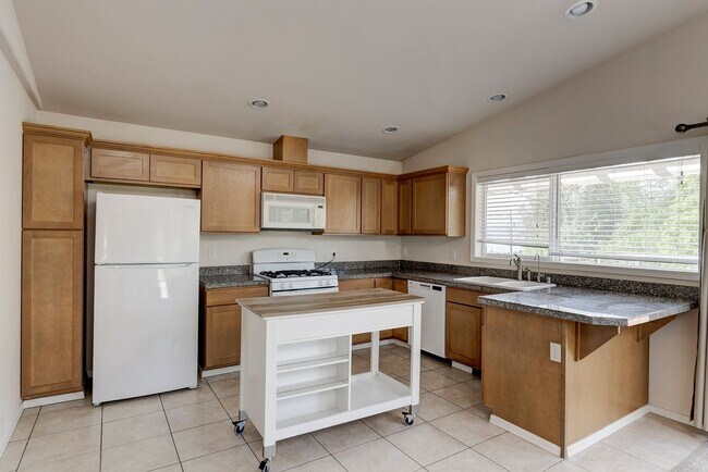Foto del edificio - Spacious 2+ Bedroom Home on Corner Lot in ...