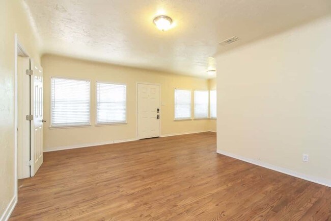 Building Photo - 2823 Fremontia Dr