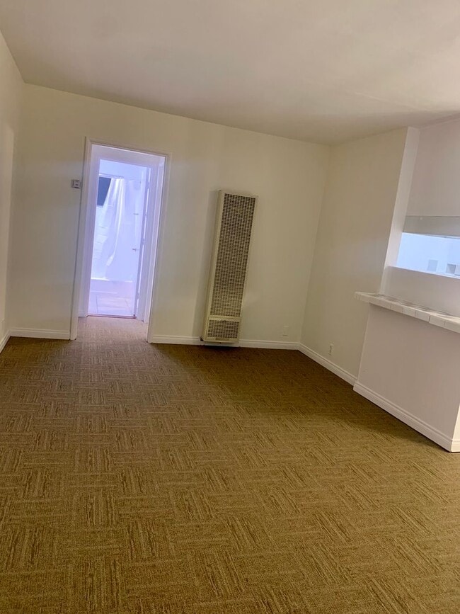 Building Photo - Spacious 1bd/1bth Upstairs Unit