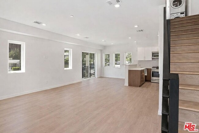 Foto del edificio - 2115 Beachwood Terrace