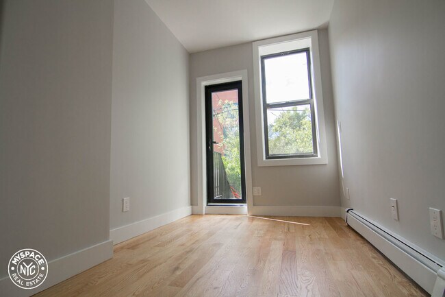 Foto del edificio - 1042 Putnam Ave