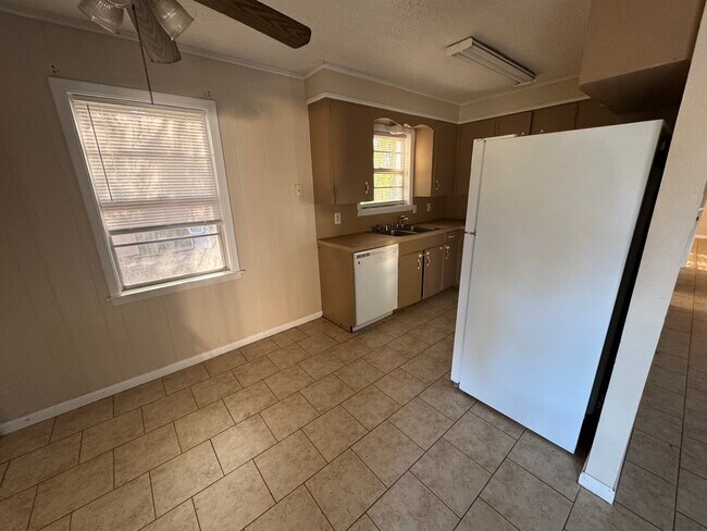 Cocina y comedor - 2 Stevens Cir