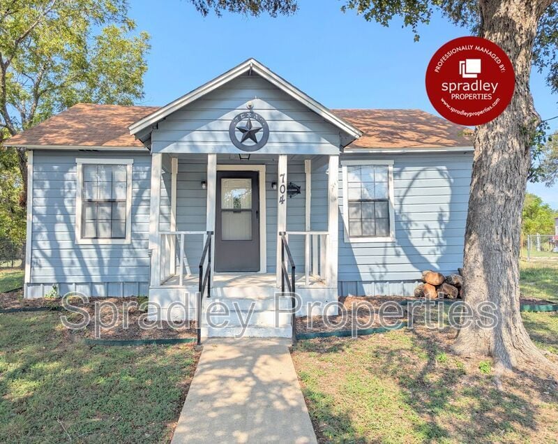 Primary Photo - 704 Harris St