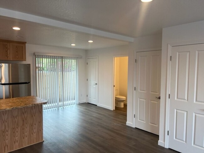 Foto del edificio - 1106-1108 W 11TH