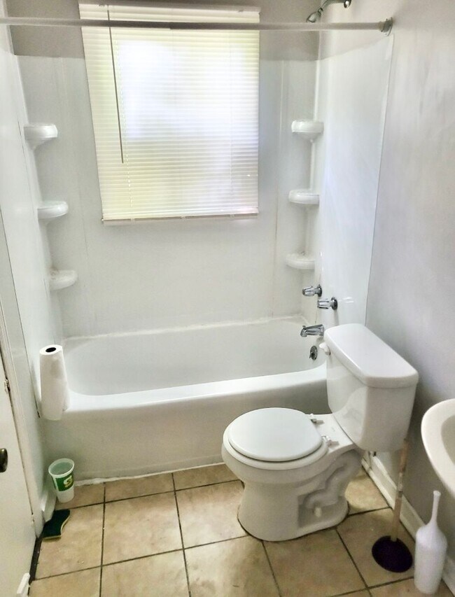 Foto del edificio - Freshly Updated Brick Ranch with Room to R...