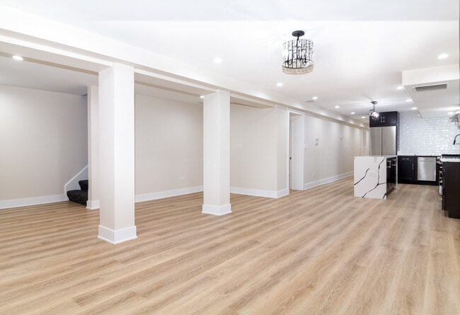 Building Photo - 440 E 49th St