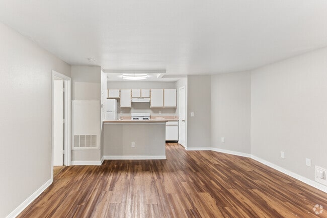 2 habitaciones, 2 baños - 962 pies cuadrados - Sala de estar - Willow Creek Apartments