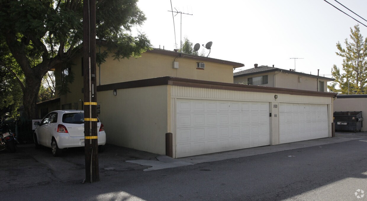 Building Photo - 989 Springfield St