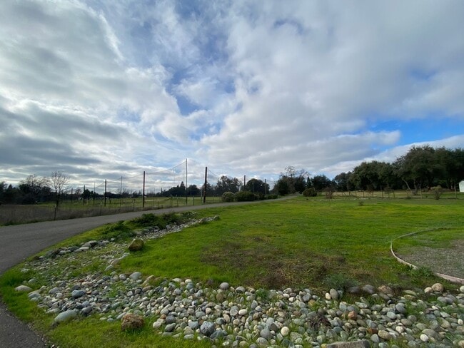 Building Photo - Modern Property on 4.6 Acres - Solar - 3 B...