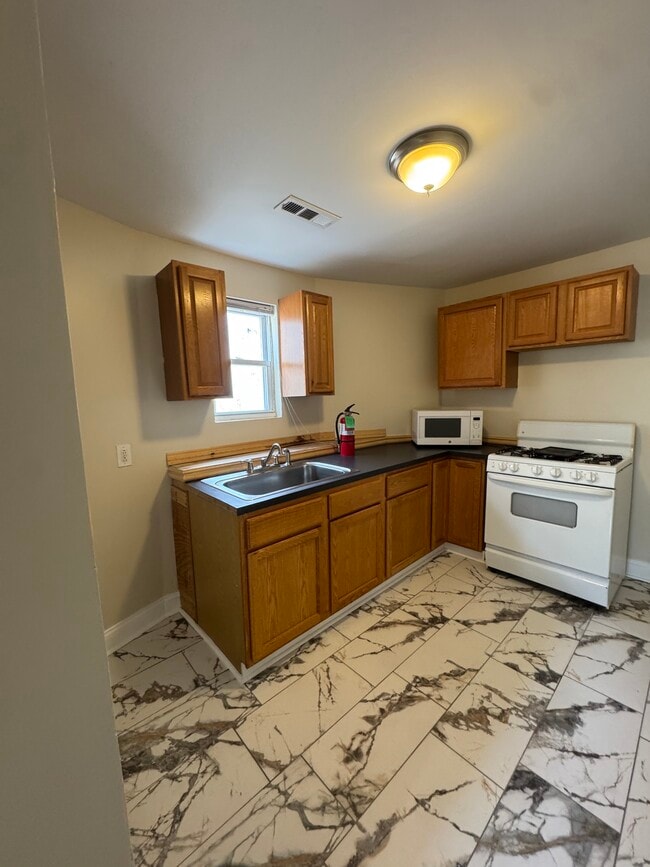 Building Photo - 5166 Parkside ave