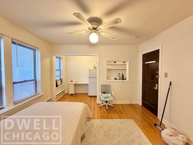 Building Photo - 3350 N Marshfield Ave