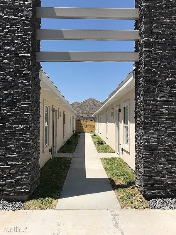 Building Photo - 1001 E la Cantera Ave