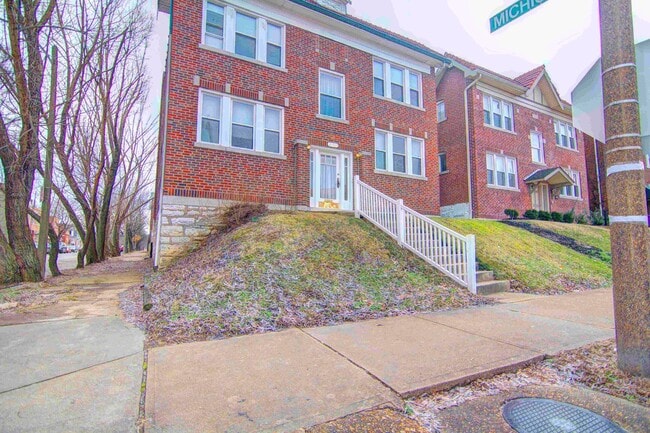 Building Photo - Charming & Spacious 3-Bedroom Unit with Private Master Suite