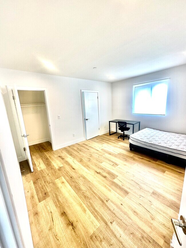 Foto del edificio - 1529 W 35th Pl