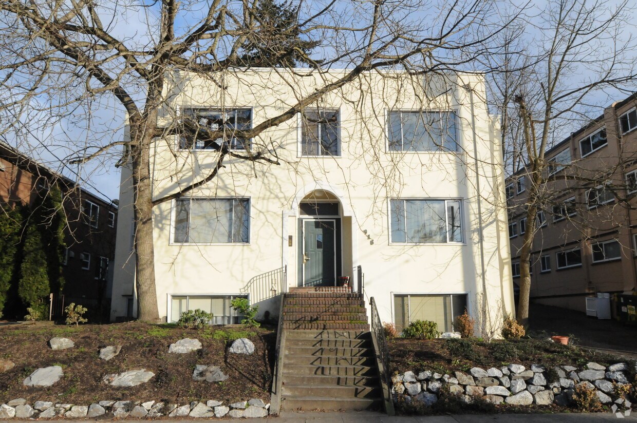 Building Photo - 916 10th Ave E