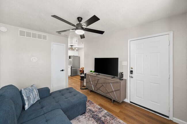 Foto del edificio - 1700 Crestpoint Dr