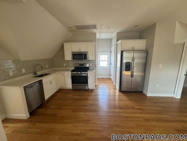 Building Photo - 62 Gordon St