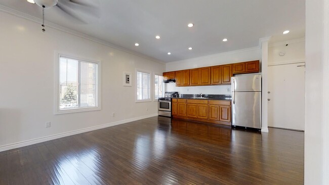 Building Photo - 507 Loma Dr